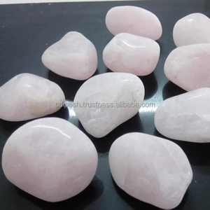 Pierre naturelle polie en quartz rose et galets pour la décoration intérieure et l'astrologie - Product Image 1