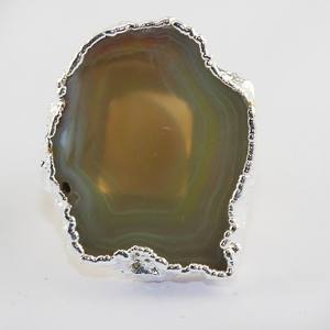 Anillo de Diseño Hecho a Mano con Rodaja de Ágata Limón Natural, Gema de Latón Fino Chapado en Oro con Textura de Cocodrilo, Anillo Ajustable de Sanación - Product Image 1