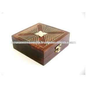Caja organizadora de joyería de madera con forma cuadrada, diseño incrustado de latón y tallado a mano - Product Image 1