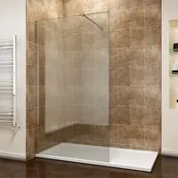 Marcher dans la cabine de douche en verre d'écran de douche