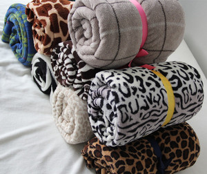 Manta polar de alta calidad hecha a medida con estampado de puntos florales grandes a rayas con patrones sólidos - Product Image 2