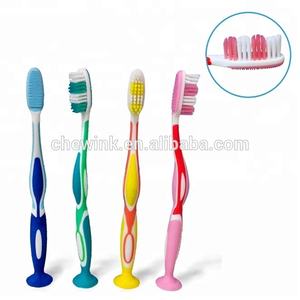 Brosse à dents pour adultes à poils doux et incurvés, 44 poils, avec gratte-langue, ventouse, poignée en TPR souple, efficace pour un usage domestique - Product Image 2