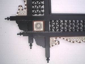 Marco de Espejo de Madera Estilo Antiguo W96 con Incrustaciones de Madreperla y Diseño Decorativo Árabe - Product Image 4