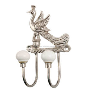 Ganchos decorativos de hierro de pavo real blanco plateado hechos a mano de cerámica - Product Image 1