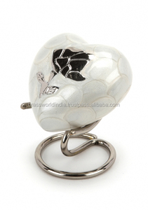 Recuerdo conmemorativo de amor rojo, urna de cremación de corazón, suministros funerarios, BRASSWORLD, INDIA - Product Image 4