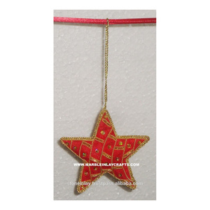 Ornement en forme d'étoile rouge durable, fait à la main, de haute qualité, en tissu, avec broderie dorée en zari et perles, pour la décoration de la maison et des arbres de Noël - Product Image 1