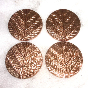 Posavasos redondo de madera, diseño de hojas de cobre y metal fundido, Juego de 4 - Product Image 1