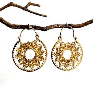 Boucles d'oreilles modernes simples en laiton couleur or pour femmes forme florale de style bohème pour mariage fête fiançailles ou cadeau - Product Image 1