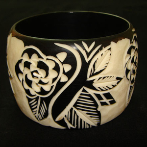 Élégant large corne Fashion Bangles Accessoire fabriqué à la main avec un charme unique magnifiquement conçu - Product Image 1