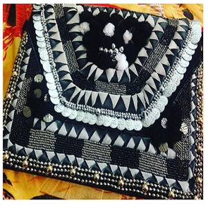 Pochette noire indienne faite à la main, style Banjara, ornée de pièces de monnaie, pompons et perles, avec fermeture éclair et doublure en toile à motif bonbon - Product Image 2