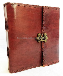 Journal de voyage vintage en cuir de taille B5 fait à la main avec serrure pour écrire des souvenirs personnels pour le bureau ou le cadeau - Product Image 1