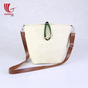 Bolso de hombro con correa de cuero de lujo, hecho de hoja de palma - Product Image 1