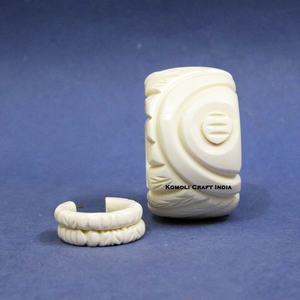 Brazalete Grande de Resina Tallada Morada, Joyería Retro Antigua de Baquelita - Product Image 6