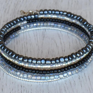 Bracelet tendance en perles, bracelet en perles de rocaille, bracelet en fil à mémoire de forme noir - Product Image 1