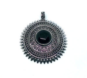 Collier pendentif en laiton, collier avec pierre d'onyx noir, offre spéciale - Product Image 1