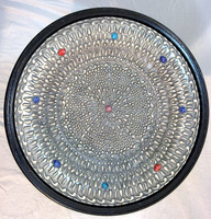 Table ronde marocaine non pliable Zahereen W63 en argent égyptien plaqué, incrustation noire, mosaïque artistique en parquet, style antique