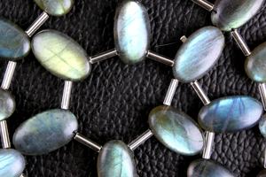 Piedras preciosas de labradorita natural, cuentas de cristal genuinas con Destello azul liso, forma ovalada de alta calidad para la fabricación de joyas al por mayor - Product Image 3