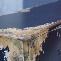 Commode ancienne européenne française en bois massif bombé – Meuble de rangement durable de style farmhouse pour salon, hôpital, école, salle de sport
