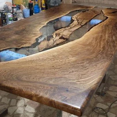 Table de salle à manger en bois industriel, avec pied en métal et résine époxy transparente