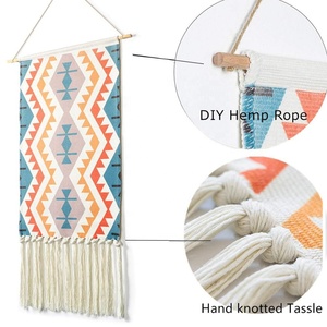 Atrapasueños bohemio tejido de macramé hecho a mano, arte de pared geométrico, colgante de pared para apartamento o decoración del hogar, estilo de tela - Product Image 2