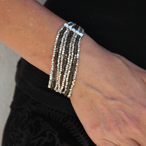 Bracelet en perles noires et argentées fait main - Bracelet bohème élégant - Product Image 1