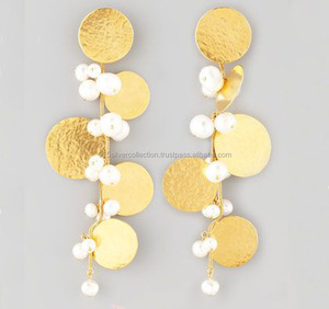 Pendientes de tuerca largos de perlas con estilo tradicional bañado en Oro martillado indio para niñas - Product Image 1