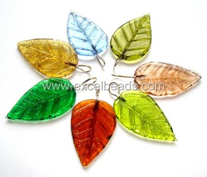 Pendentifs en verre soufflé à la main de qualité supérieure en rouge, vert et bleu pour la fabrication de bijoux décoratifs et la suspension, par Excel Exports - Product Image 1