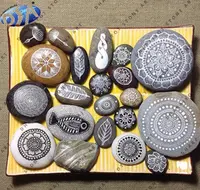 Guijarros pintados de diseño, piedra gris
