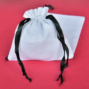 Organisateur de bijoux en coton indien de luxe avec logo personnalisé fait main pochette cadeau promotionnelle blanche avec cordon noir vente en gros - Product Image 4