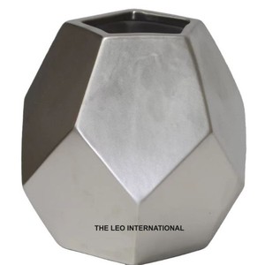 Jarrón Geométrico de Lujo Ligero Plateado con Diseño Hexagonal para Decoración de Sala de Estar y Uso como Florero de Mesa - Product Image 1
