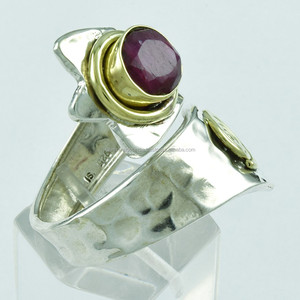 แหวนเงินสเตอร์ลิงทำด้วยมือหินทับทิมสองโทนสี925อัญมณีดีไซน์สวยสำหรับงานแต่งงานครบรอบขายส่งอินเดีย - Product Image 2