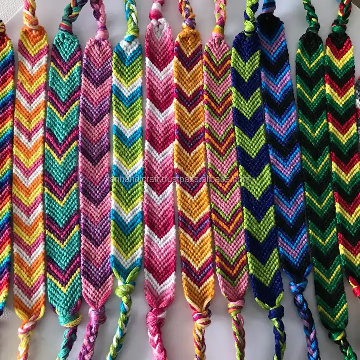 Zig Zag Friendship Bracelet Pattern with a 3D effect! * Moms and Crafters