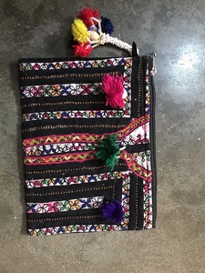 กระเป๋าถืองานฝีมืออินเดียแบบกระจกปักลายบันจารา คูชี ขนาดเล็ก ดีไซน์หรูหราสำหรับงานกลางคืน - Product Image 3