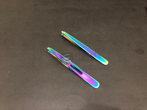 แหนบคิ้วแบบหลายสีสำหรับใช้ในการผ่าตัดเพื่อความงามทำจากสเตนเลสสตีลเกรดใช้ในการผ่าตัดเพื่อความงาม - Product Image 4