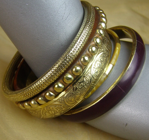 Brazalete de latón Meena Floral, hermoso - Product Image 1
