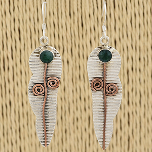 Pendientes colgantes de plata de ley 925 Round Cab Esmeralda Gemstone Designer Leaf Pendientes Bisel Setting Trendy Pendiente de moda. - Product Image 1