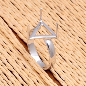 Bague à griffes en forme de triangle en argent sterling massif 925 Trouver des bijoux Bague à la mode plaquée argent pour cadeau de mariage ou fêtes. - Product Image 4