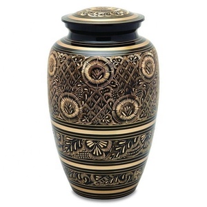 Crinage en laiton Urn, classique, noir, belle, gravé à la main, par axion, accessoires de maison - Product Image 1