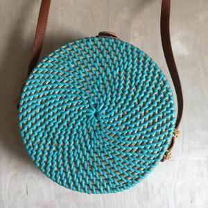 Fleur bleue à motifs tissés à la main sac en rotin - Product Image 2