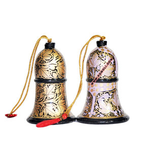 Adornos navideños de madera pintados a mano, Campana decorativa en color negro y personalizado - Product Image 1