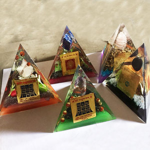 Assortiment Chakra Orgone Plaque dorée Pyramide Yantra Pour la méditation - Product Image 1