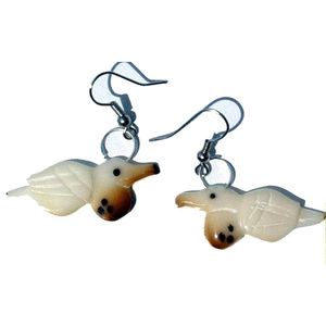Boucles d'oreilles en noix de tagua sculptée en forme de pélican, accessoire de mode naturel fait à la main en provenance d'Équateur - Product Image 1