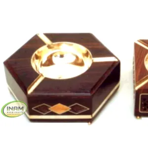 ที่เขี่ยบุหรี่งานทำมือสลักทำจากไม้และทองเหลืองโบราณที่สวยงามและออกแบบในทะเล - Product Image 1
