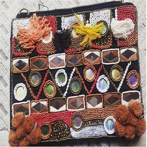 Nuevo y Exclusivo Bolso de Mujer Estilo Banjara Gypsy de Diseño KAMARVY, con Cierre de Cremallera, Forro de Algodón, Borlas y Cuentas - Product Image 1