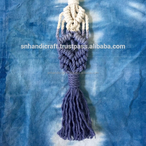 Llavero de macramé con nudo de clavo, hecho a mano con algodón, creaciones artesanales - Product Image 1