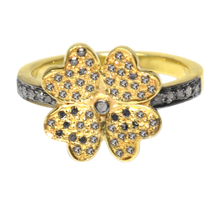 Anillo de diseño floral de diamante pavimentado chapado en oro y plata 925, anillo de moda para regalo de boda o fiestas para mujer. - Product Image 1