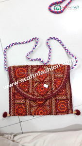 กระเป๋าสะพายข้างสไตล์กุจารัตสำหรับผู้หญิง - กระเป๋าสะพายปักลายคุชท์พร้อมพู่ห้อย - กระเป๋าวินเทจสไตล์อินเดียแบบบันจารา - Product Image 4