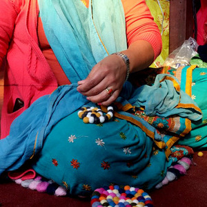 FTH-001,บอลสักหลาด2ซม. กลมสามขา,200กรัม,ขนสัตว์นิวซีแลนด์เป็นมิตรกับสิ่งแวดล้อม100%,มือ Felted โดยช่างฝีมือชาวเนปาล-เนปาล - Product Image 6