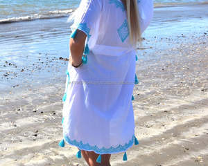 ชุดเดรสเสื้อปอนโชสีขาวสดใสสำหรับใส่ในวันหยุดแต่งพู่ประดับด้วยจีบริมชายหาด - Product Image 4