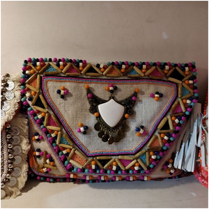 Sac à main de style ethnique indien haut de gamme pour femme avec des sacs bohèmes, des sacs à main faits à la main, une texture et des sacs culturels Banjara - Product Image 1